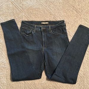 High rise dark wash Levi’s size 31